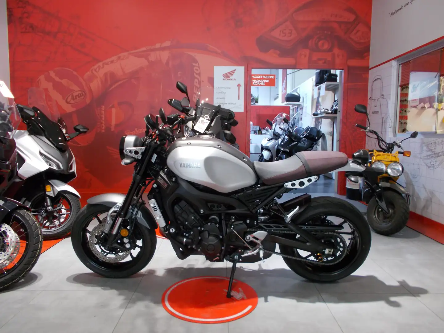 Yamaha XSR 900 Argento - 2