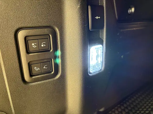 Land Rover Defender 110 P300e PHEV AWD X-Dynamic HSE Aut. Ansicht 15