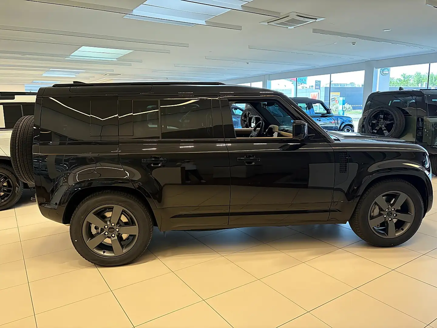 Land Rover Defender 110 P300e PHEV AWD X-Dynamic HSE Aut. Schwarz - 2