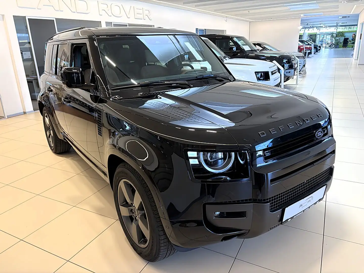 Land Rover Defender 110 P300e PHEV AWD X-Dynamic HSE Aut. Schwarz - 1