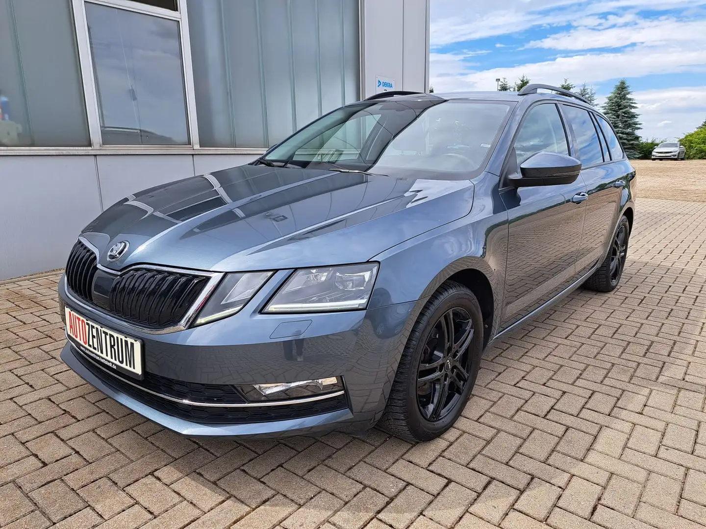 Skoda Octavia 1.5 TSI Style DSG NAVI KAMERA SHZ LED Grijs - 1