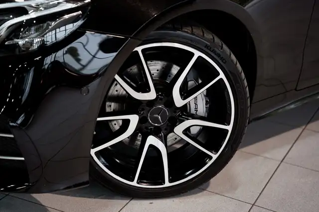 Mercedes-Benz E-Class view 3