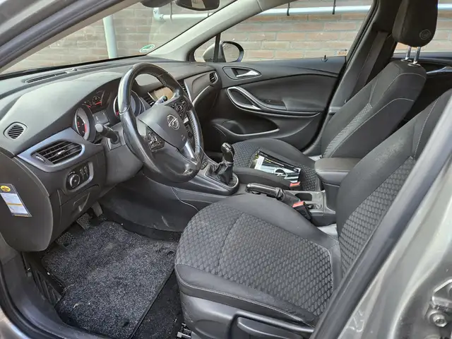 Opel Astra view 5