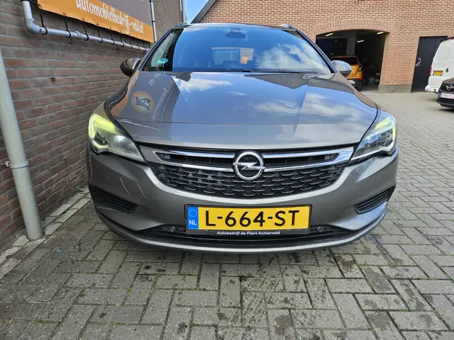 Opel Astra view 2