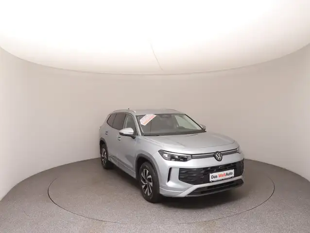 Volkswagen Tayron view 2