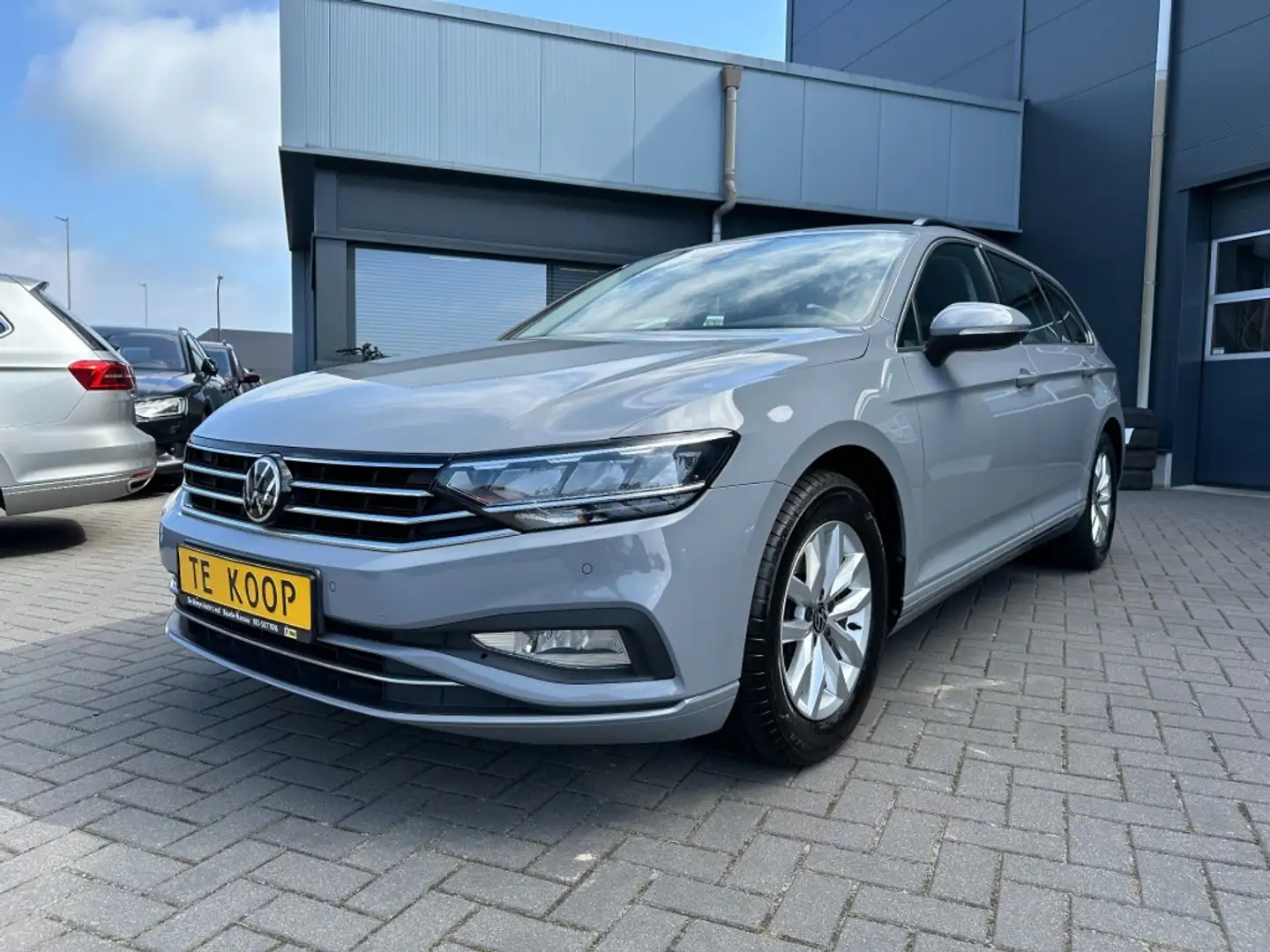 Volkswagen Passat Variant Variant 1.5 TSi Aut. Business Camera Trekhaak Grijs - 1