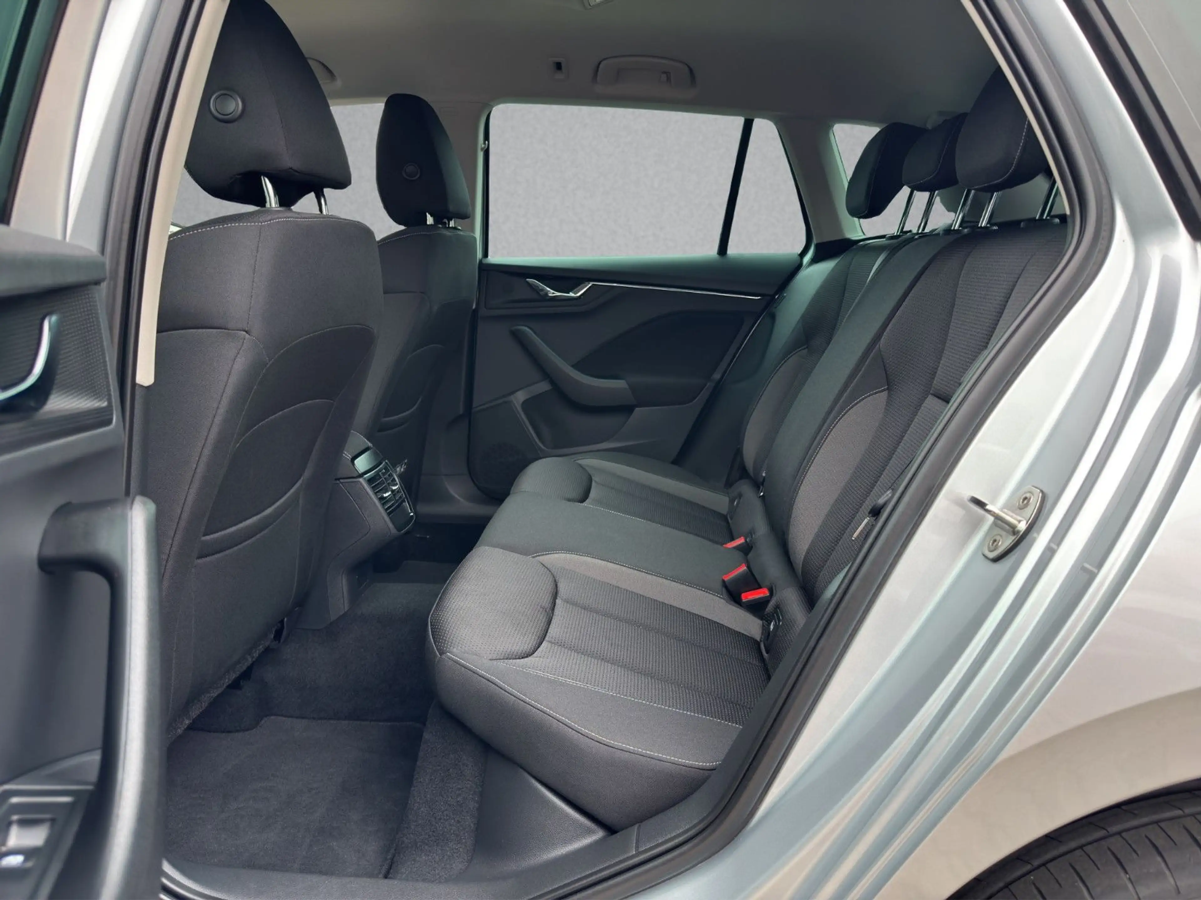 Skoda Kamiq 1.0 TSI Tour Navi R.Kamera Virtual AHK LED — photo 15