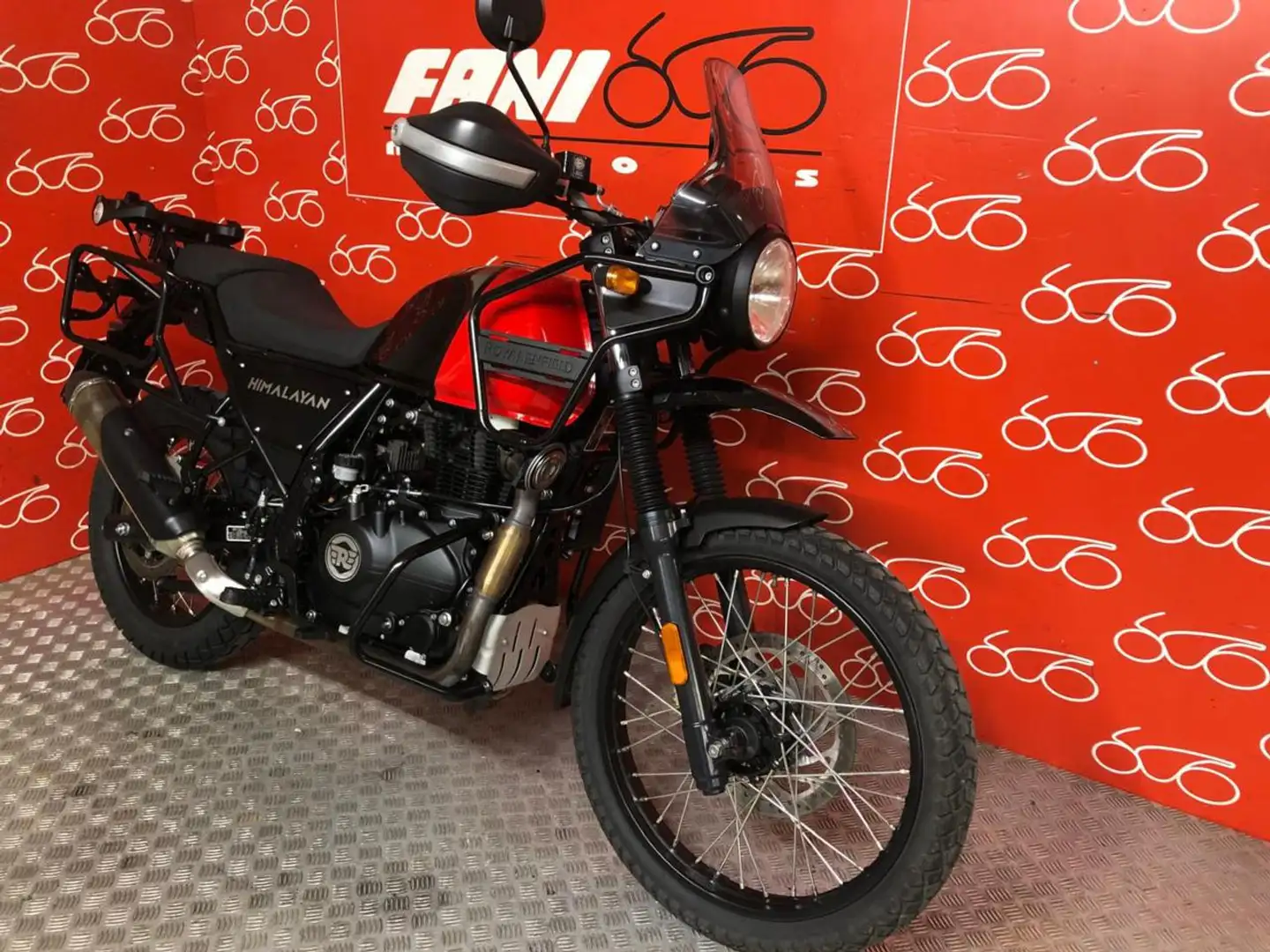 Royal Enfield Himalayan 411 Piros - 2