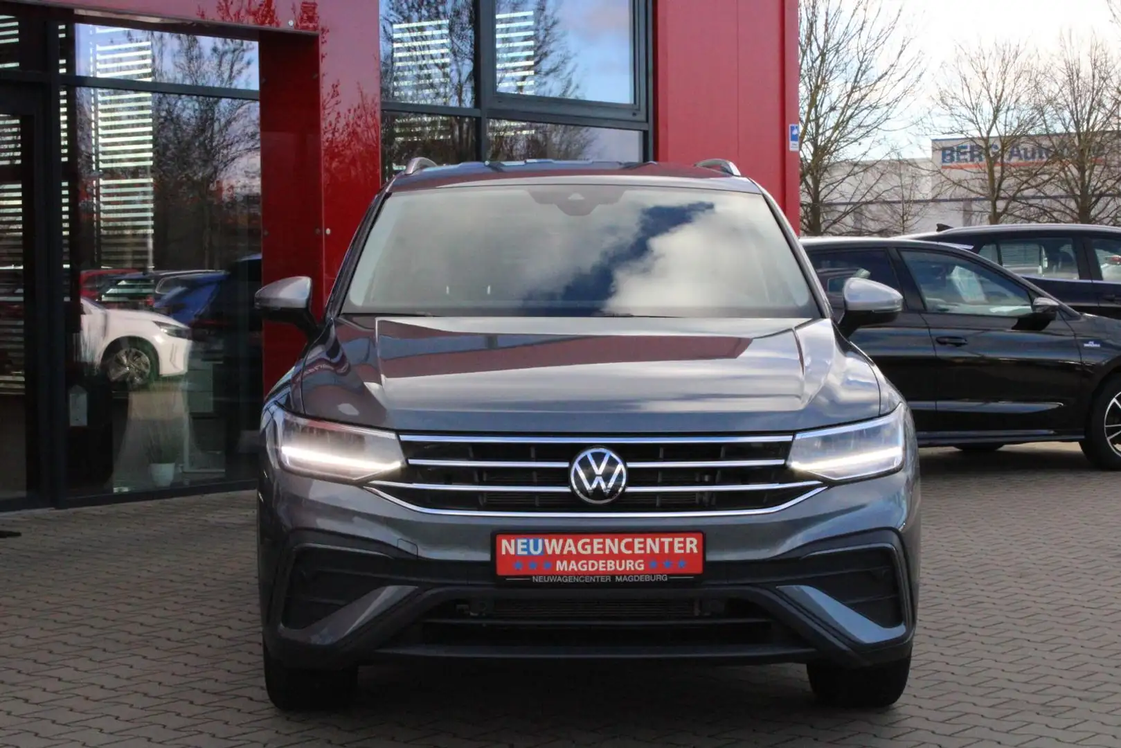 Volkswagen Tiguan Allspace 1.5 TSI DSG 7-Sitzer*AHK*NAVI*LED*ACC* Grau - 2