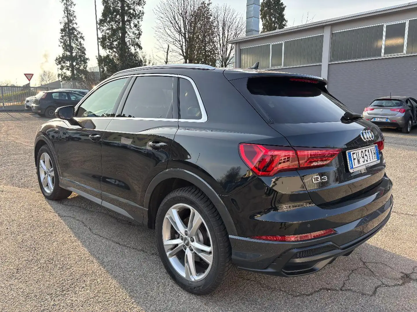 Audi Q3 40 TFSI quattro S tr. S line edition Noir - 2
