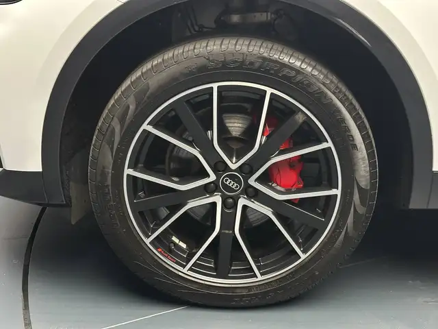 Audi Q5 view 9