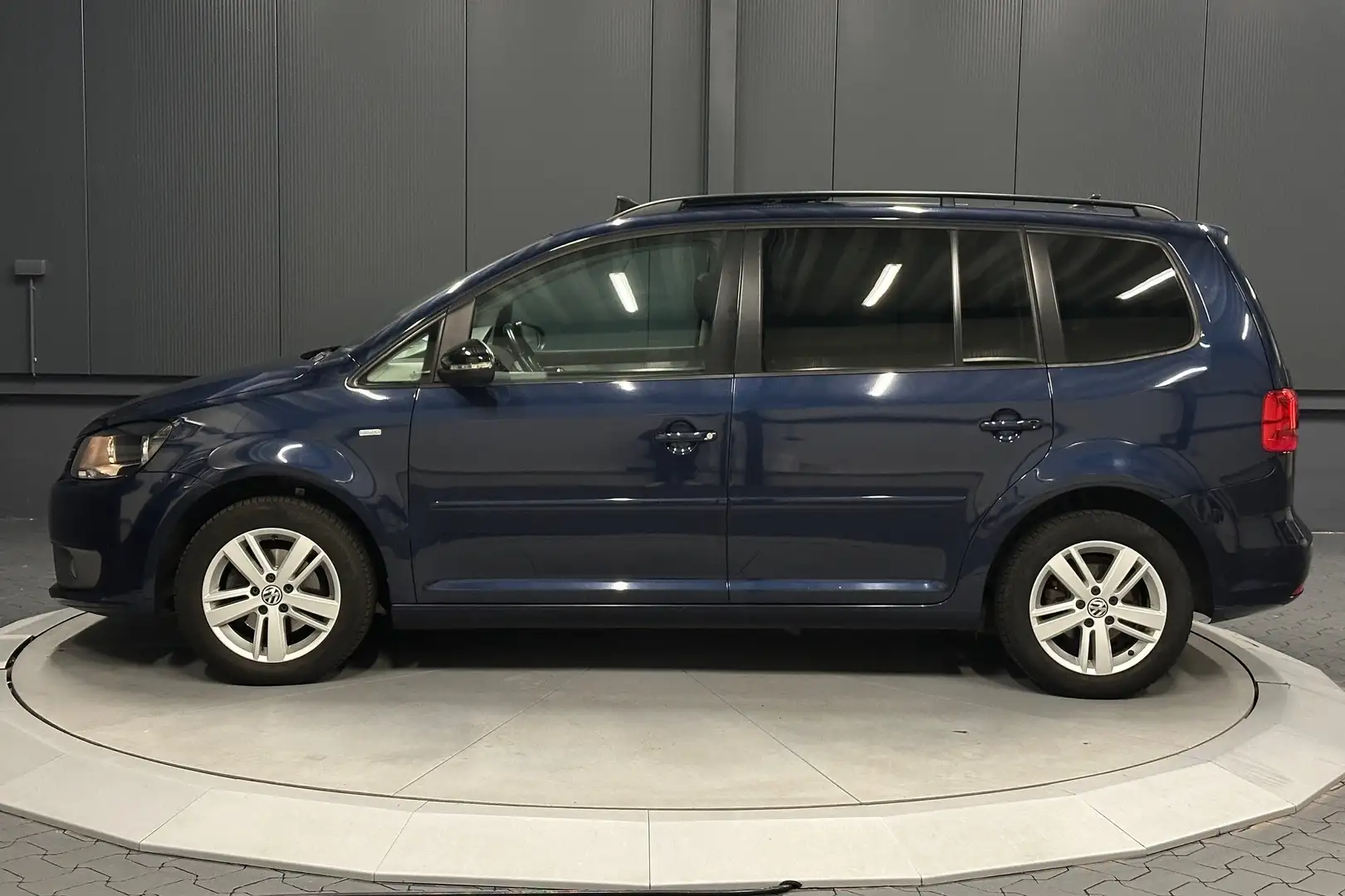 Volkswagen Touran 1.2 TSI Match *PANORAMA*NAVI*T-LEDER*2.HAND* Blau - 2