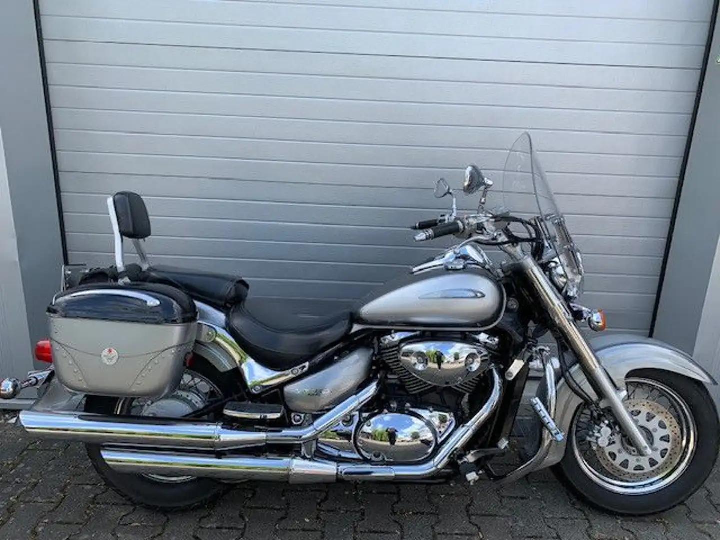 Suzuki VL 800 srebrna - 1
