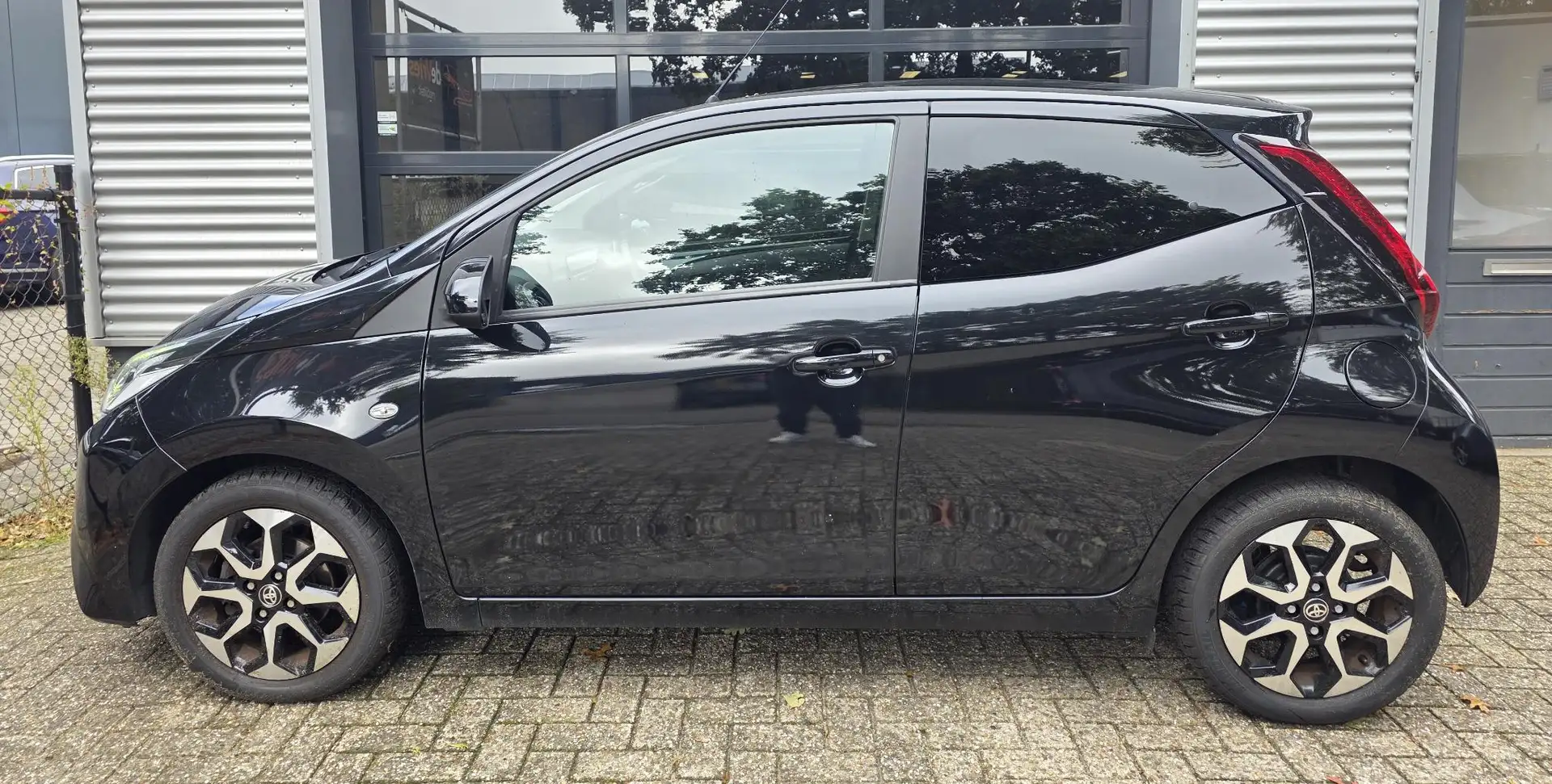 Toyota Aygo 1.0 VVT-i x-first **5DRS-AUT-AIRCO** Zwart - 2