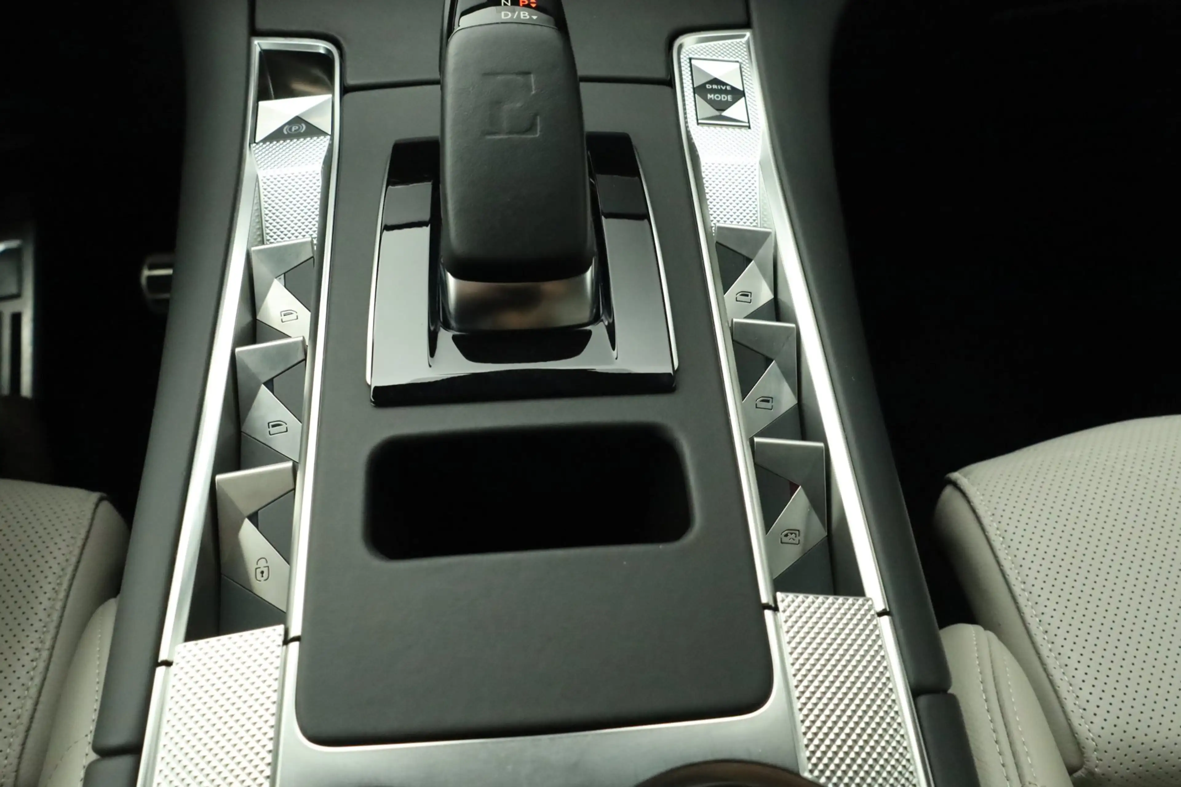 DS Automobiles DS 7 Crossback E-Tense 4x4 Be Chic Trekhaak Pano Massage Stoelver — photo 35