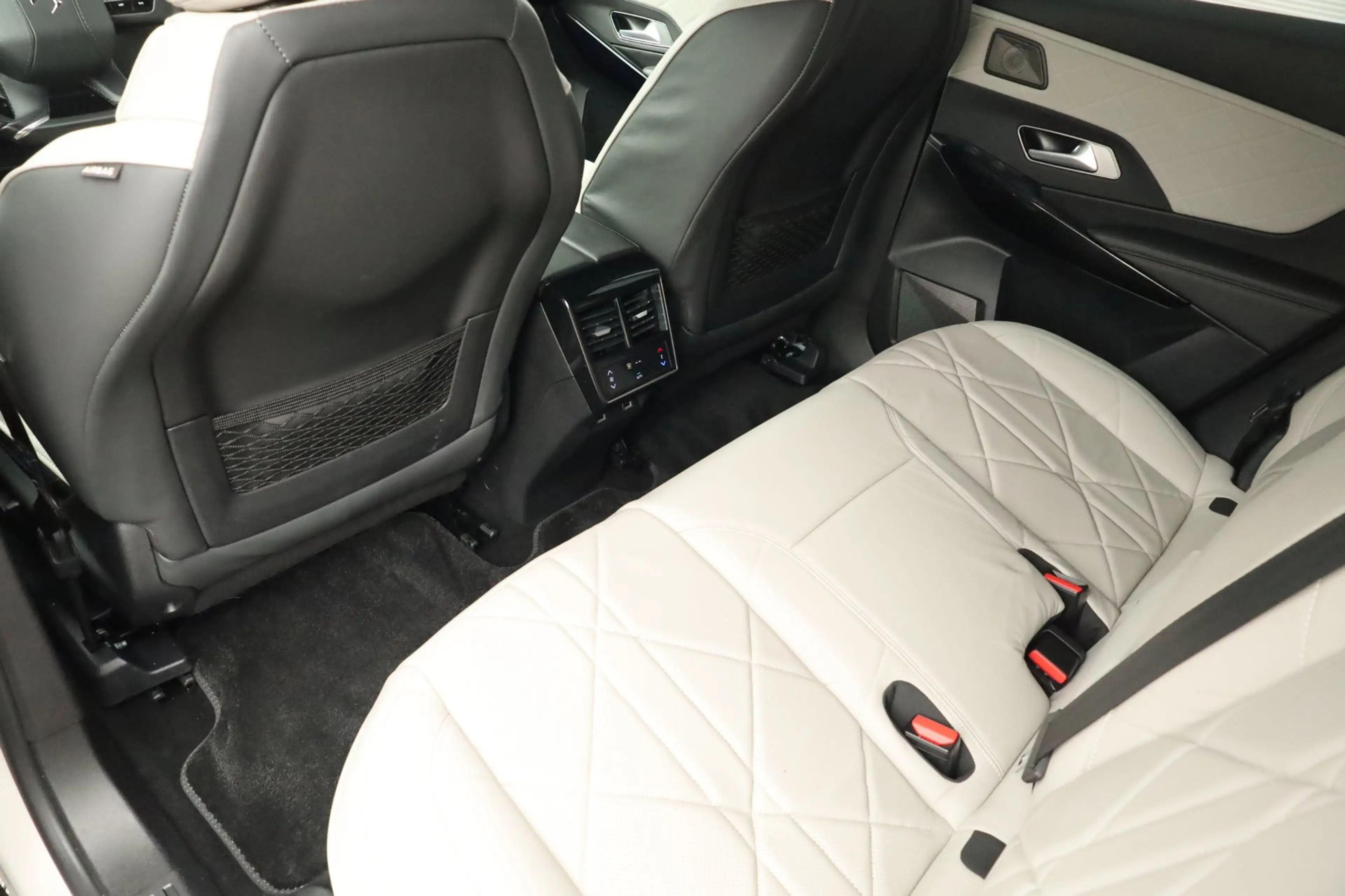 DS Automobiles DS 7 Crossback E-Tense 4x4 Be Chic Trekhaak Pano Massage Stoelver — photo 44