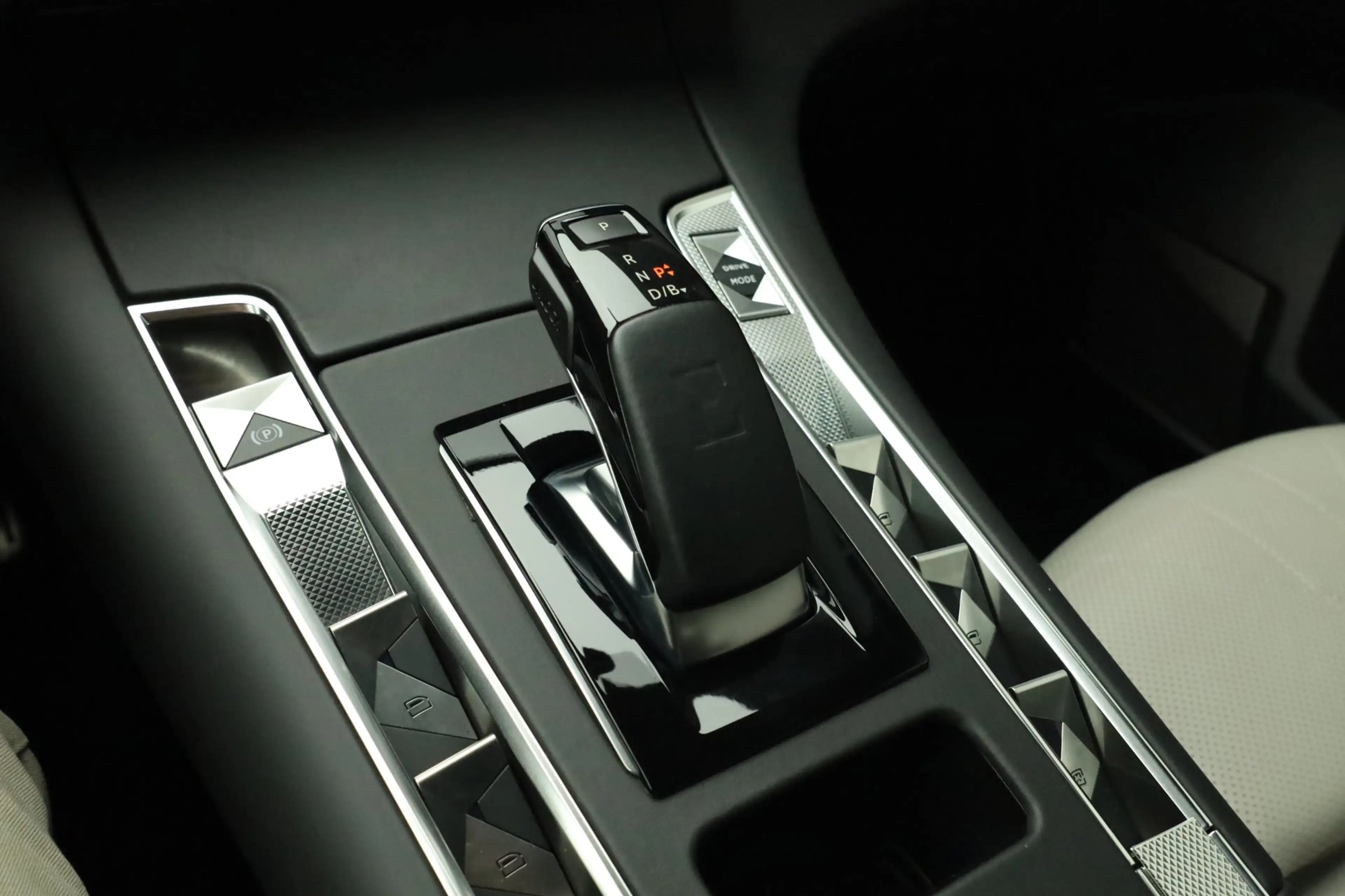 DS Automobiles DS 7 Crossback E-Tense 4x4 Be Chic Trekhaak Pano Massage Stoelver — photo 24