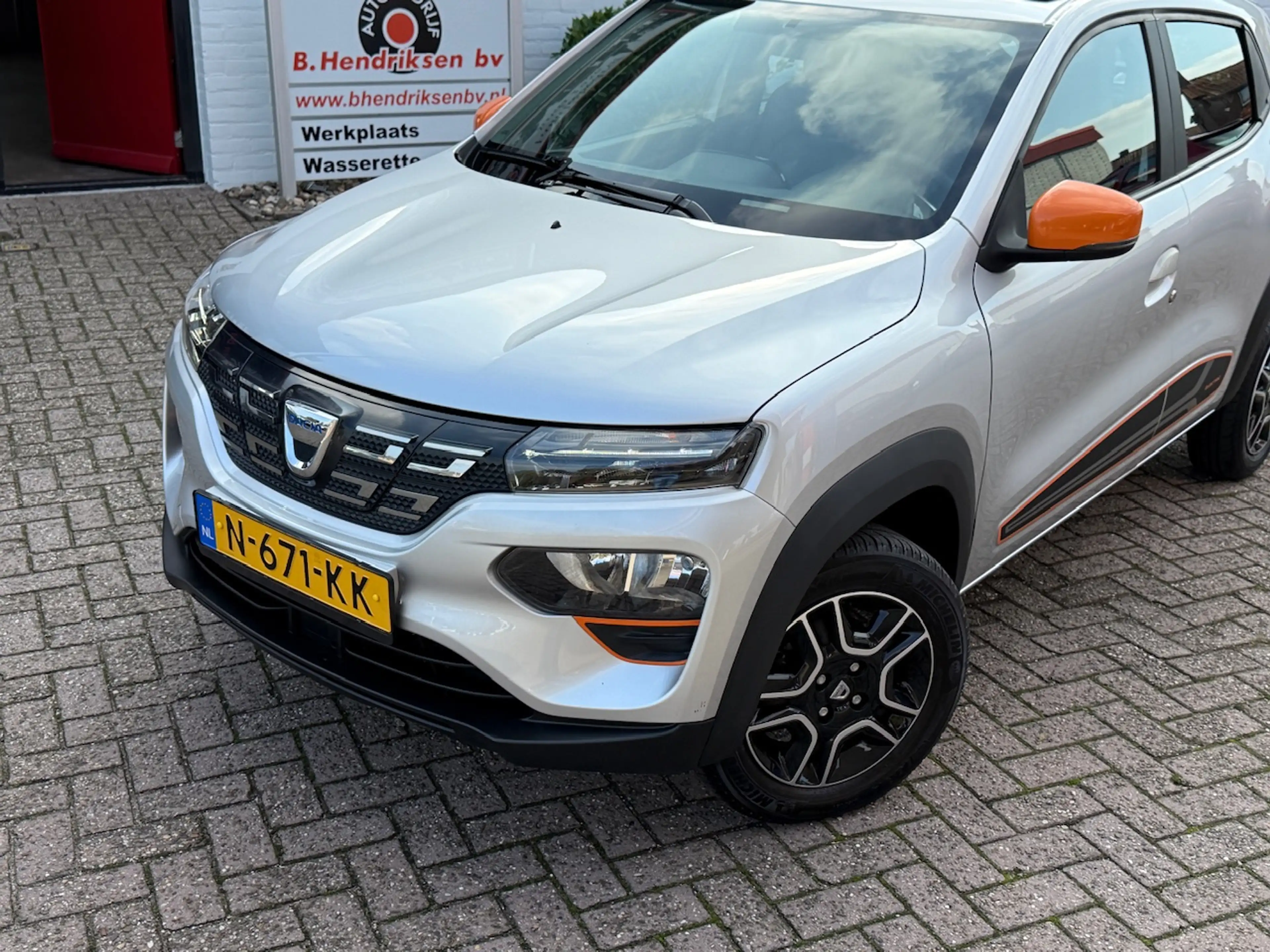 Dacia Spring 27KW Electric 45 Comfort Plus Orange Pack/ SOH 90% — photo 2
