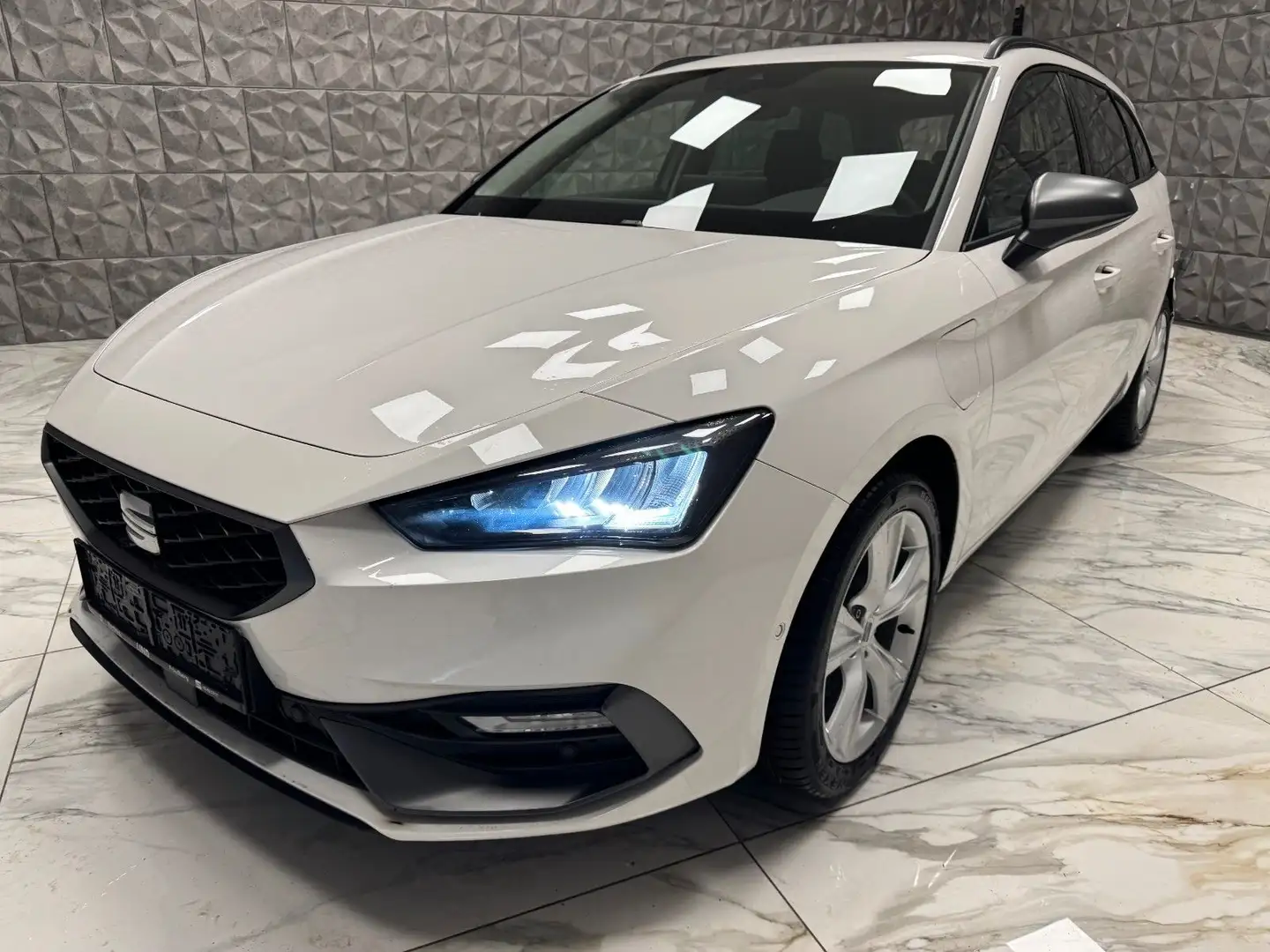 SEAT Leon Sportstourer 1.5 e-Hybrid 150 kW FR Weiß - 2