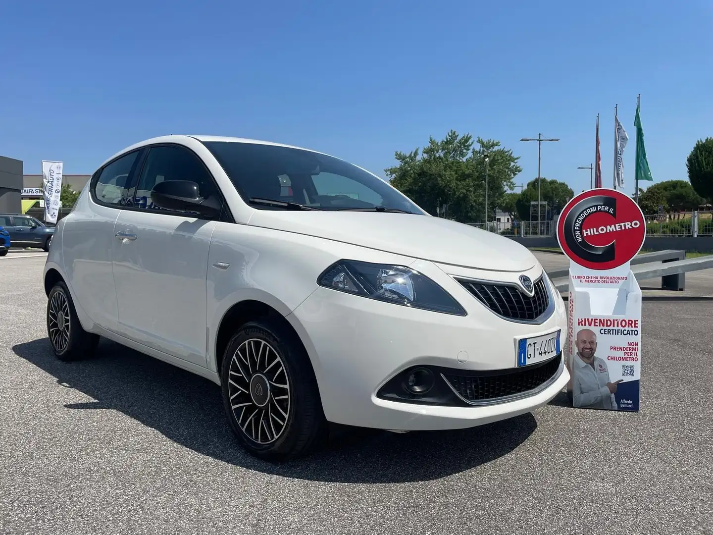 Lancia Ypsilon Ypsilon 1.0cc 70cv hybrid PLATINO 5 POSTI Bianco - 2