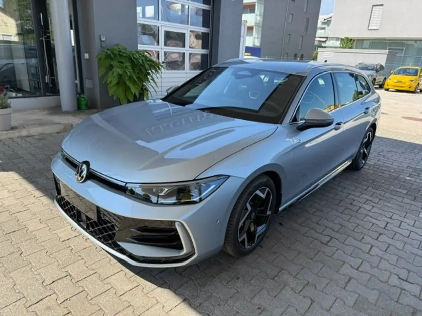Volkswagen Passat Variant 2.0 TDI 142 kW 4Motion R-Line Silber - 1