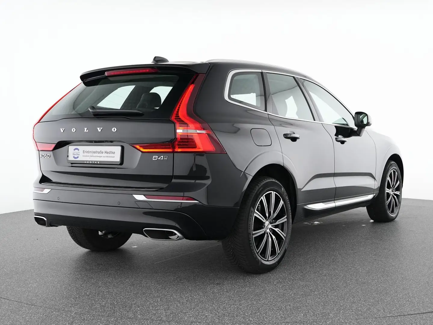 Volvo XC60 B4 Diesel AWD Inscription 19"+VOLL-LED+MEMO Černá - 2