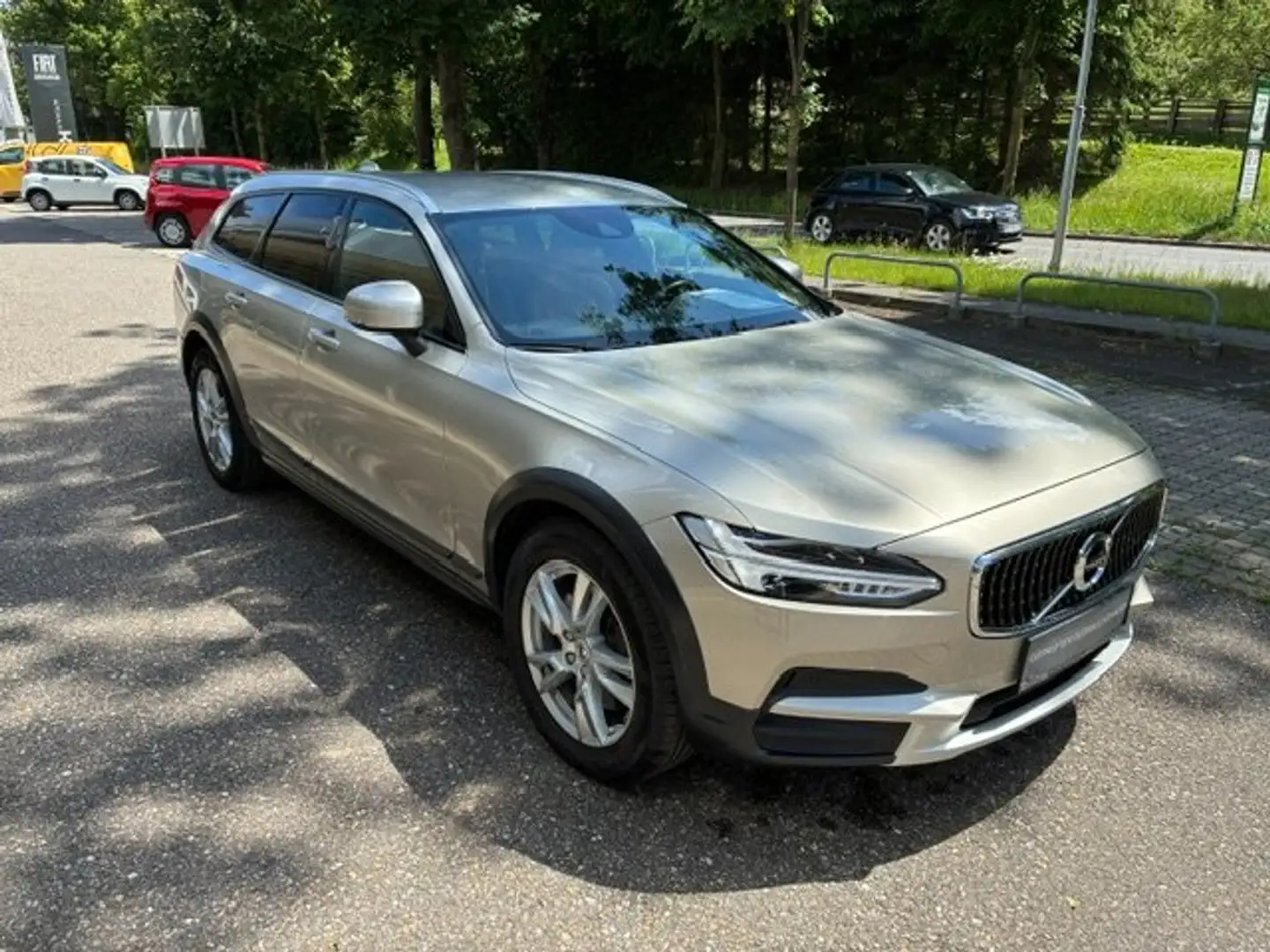 Volvo V90 Cross Country D4 AWD Geartronic *LEDER*SZH*LED*NAVI*AHV* Beige - 1