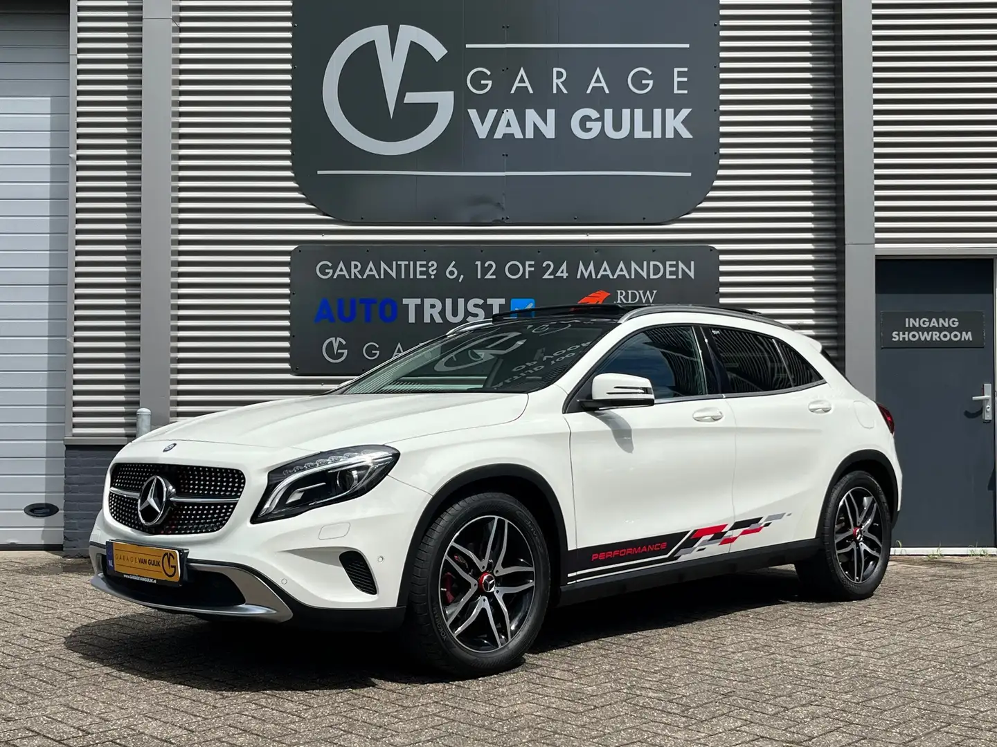 Mercedes-Benz GLA 180 122PK Airco,Navi,Panodak,Camera,PdcV+A,Stoelverw., Weiß - 1