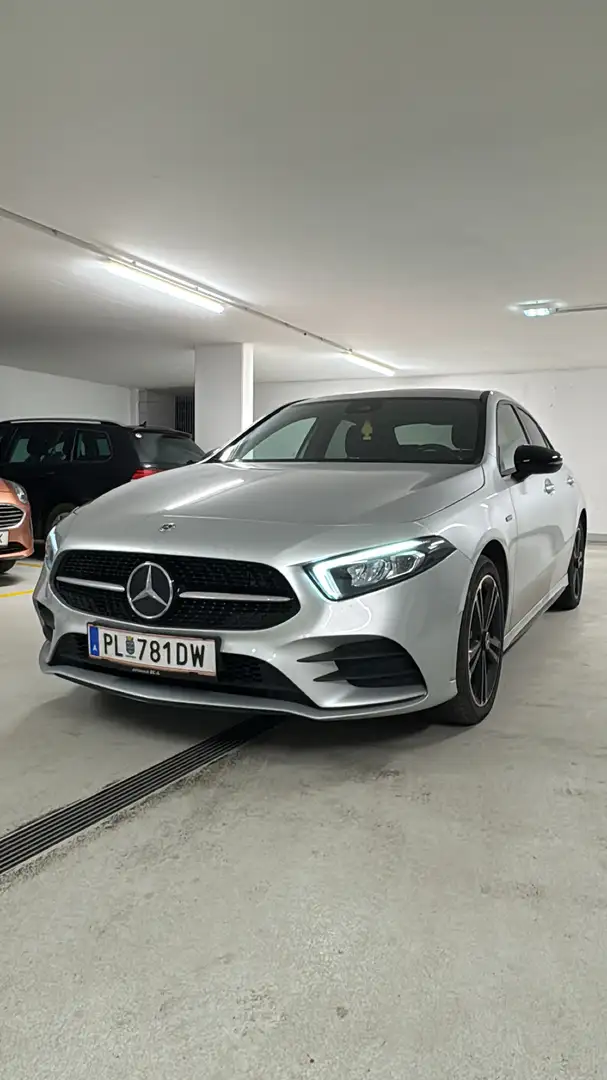 Mercedes-Benz A 250 e PHEV Limousine Aut. Grau - 2