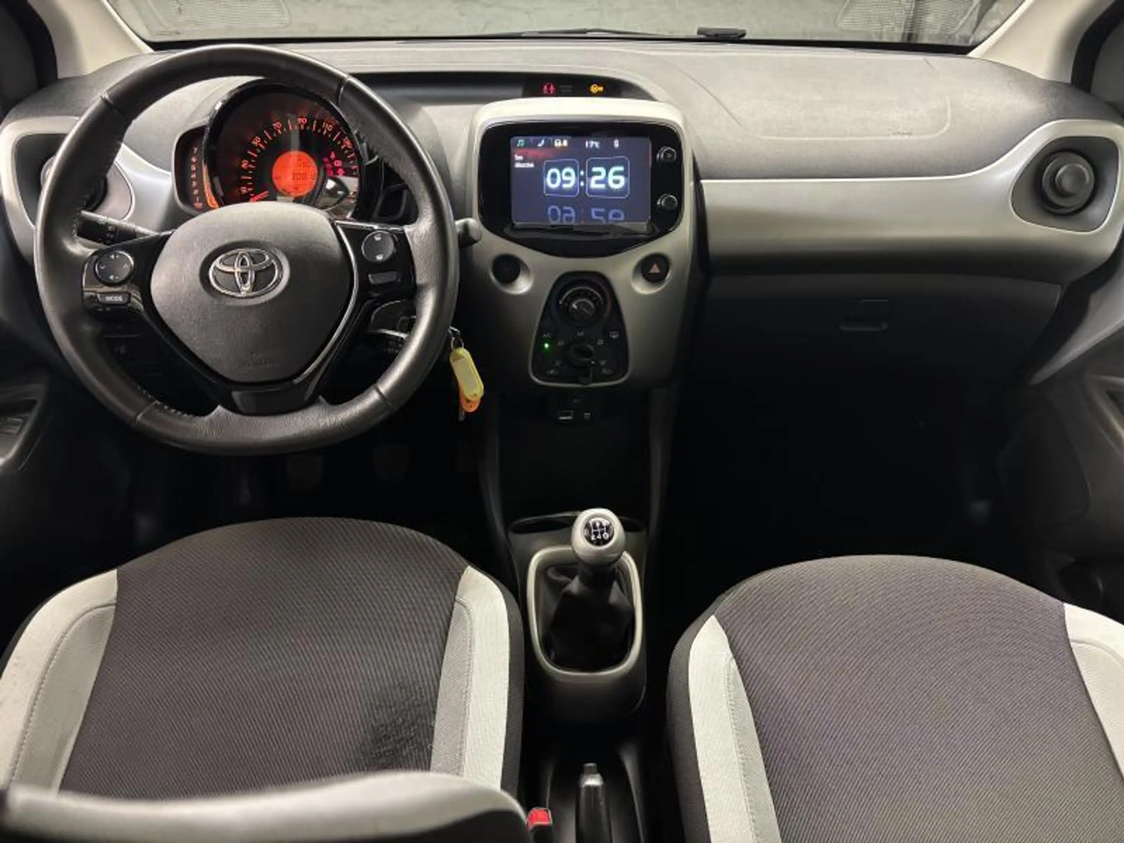 Toyota Aygo Play — photo 6