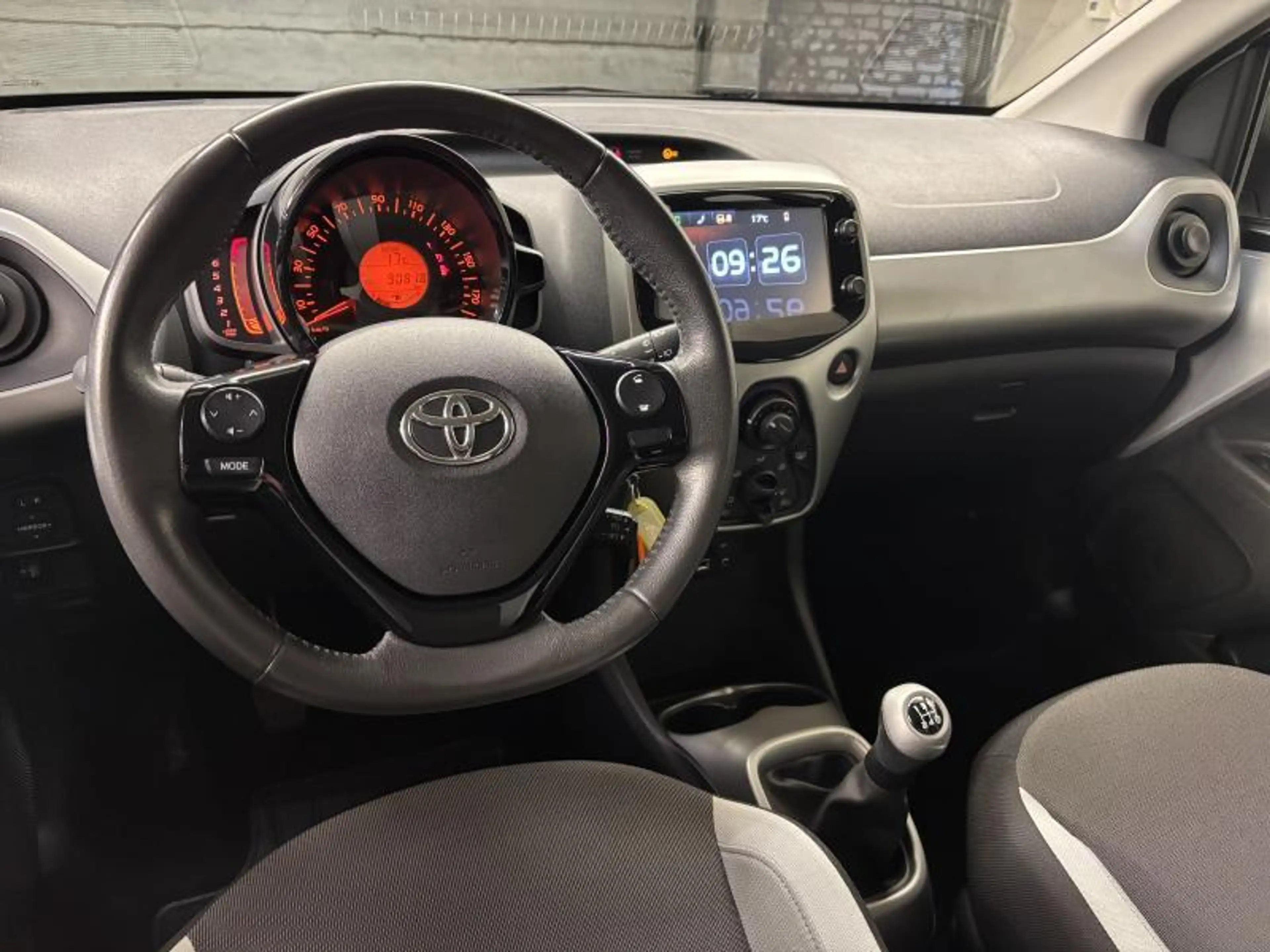 Toyota Aygo Play — photo 7