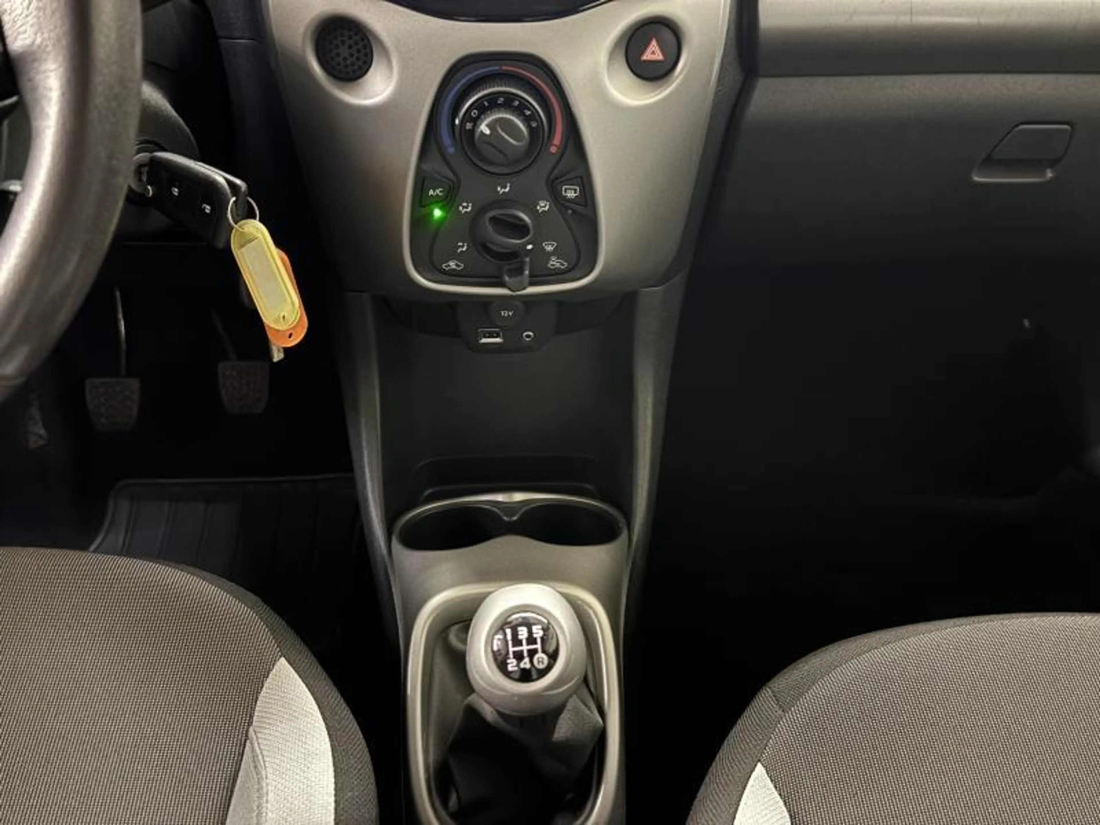 Toyota Aygo Play — photo 10