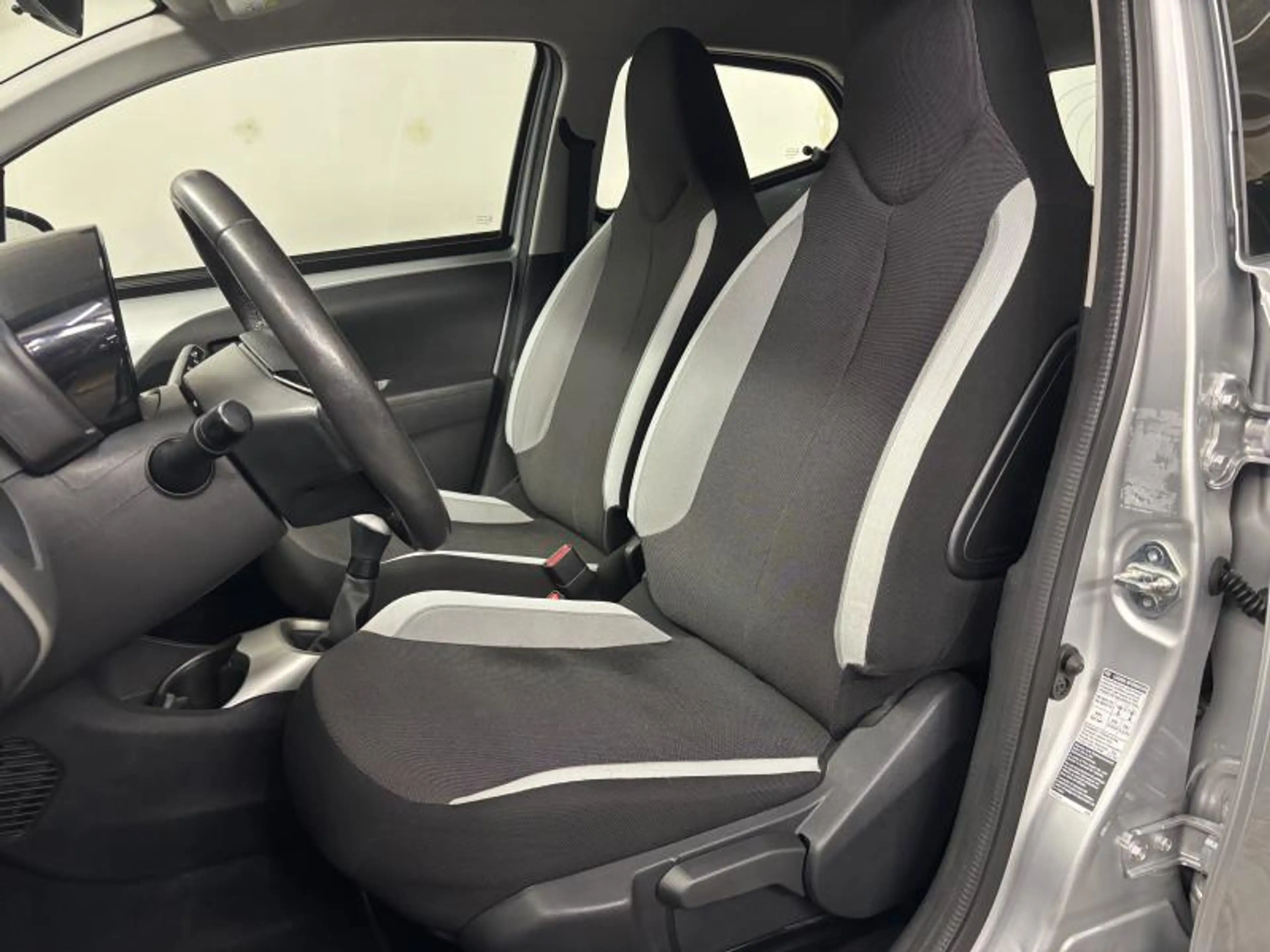 Toyota Aygo Play — photo 5