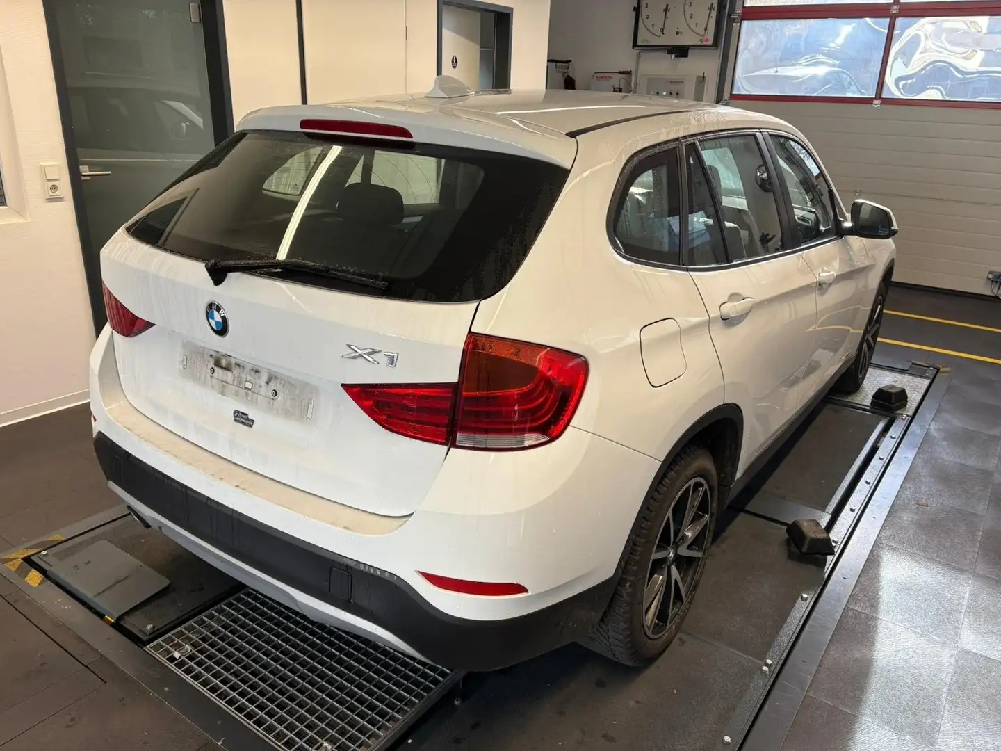 BMW X1 sDrive18i/KLIMAAUTOMATIK/BORDCOMPUTER/ Wit - 2