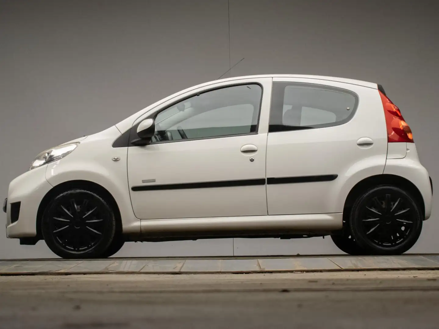 Peugeot 107 1.0-12V Millesim 200 Sport (AIRCO,LED,SPORTSTOELEN Wit - 1