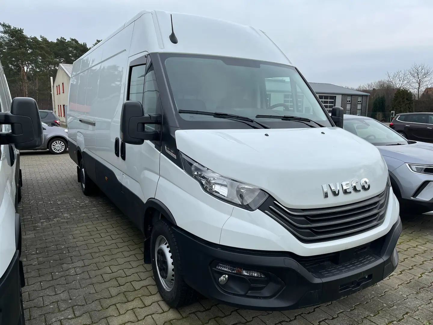 Iveco Daily 3.0 176PS Hi-Matic Hoch+Lang Weiß - 1
