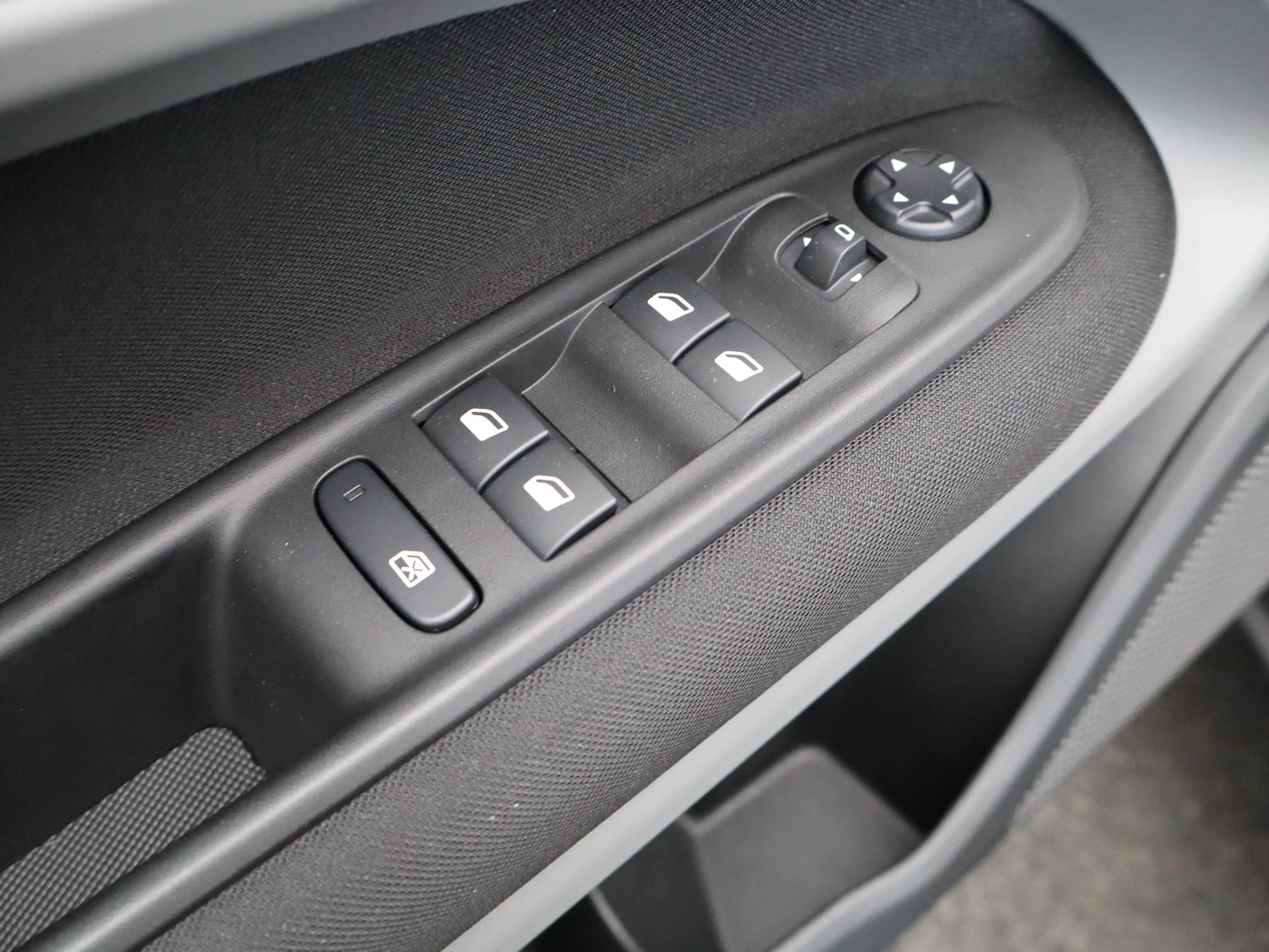 Jeep Avenger 1.2 e-Hybrid Longitude | Navi | Adaptieve cruise | — photo 31