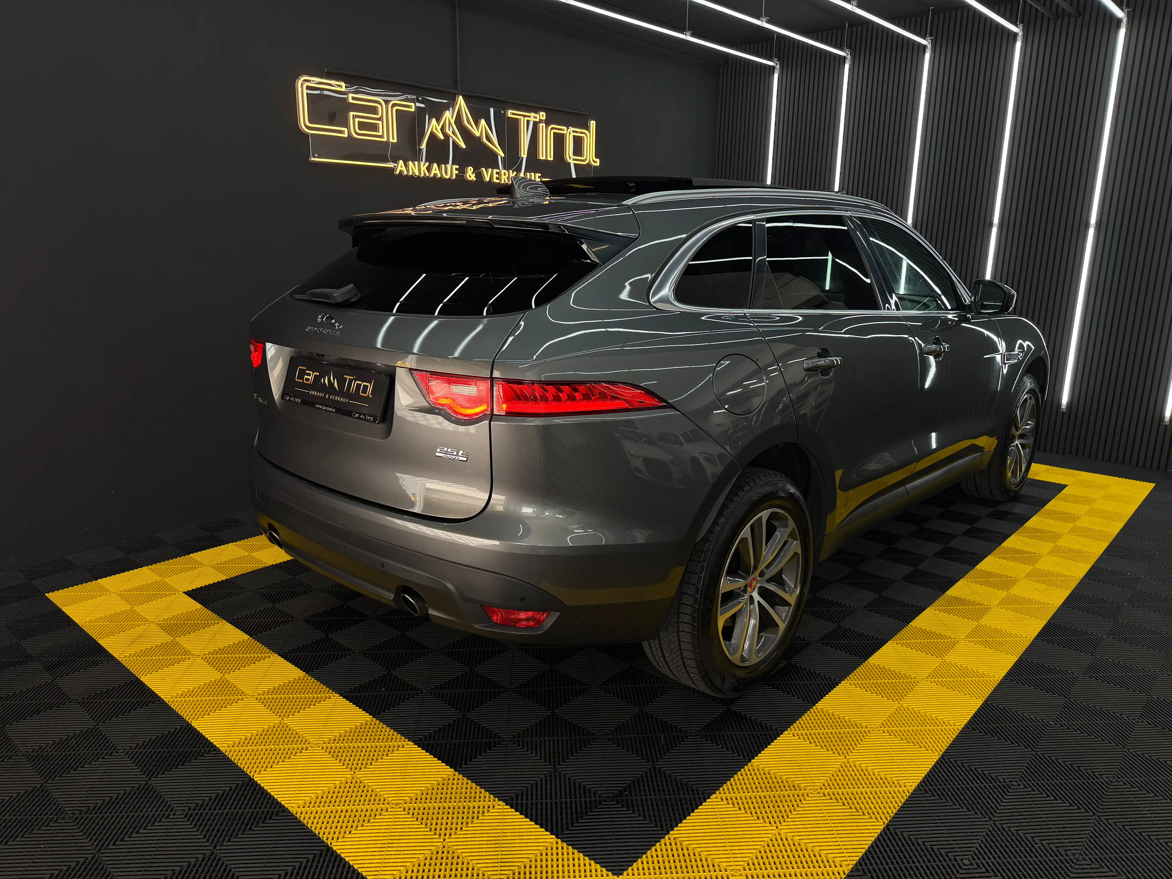 Jaguar F-Pace Pure — photo 9
