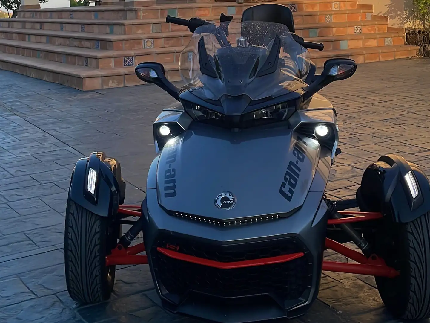 Can-Am Spyder F3 Plateado - 1