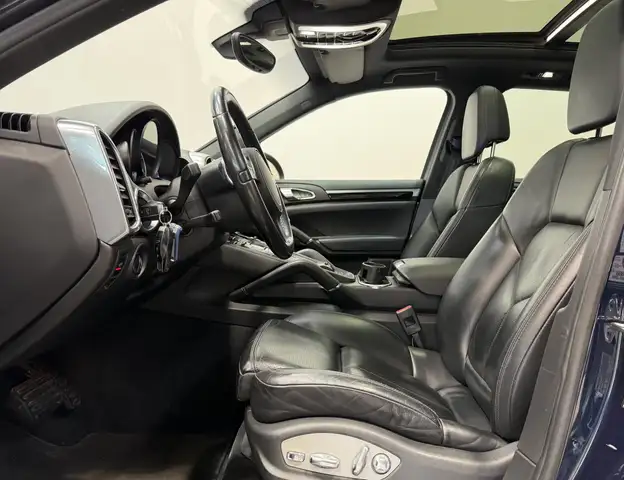 Porsche Cayenne view 8