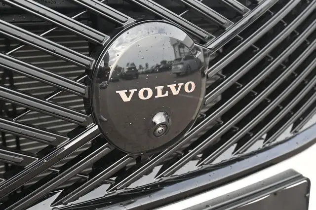 Volvo XC90 view 9