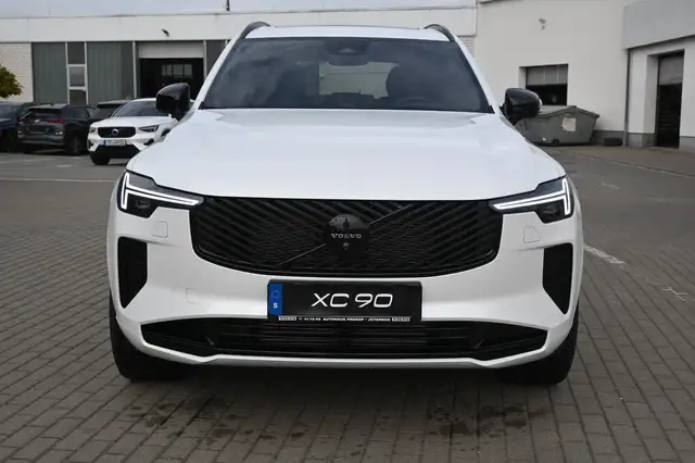 Volvo XC90 view 8