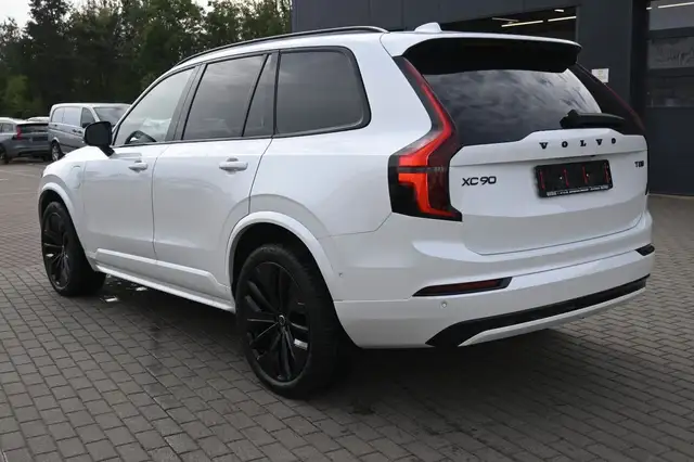 Volvo XC90 view 3