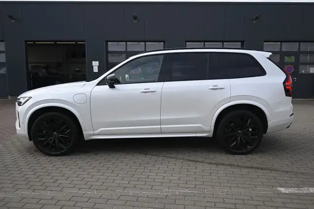 Volvo XC90 view 2