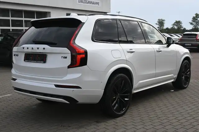 Volvo XC90 view 5
