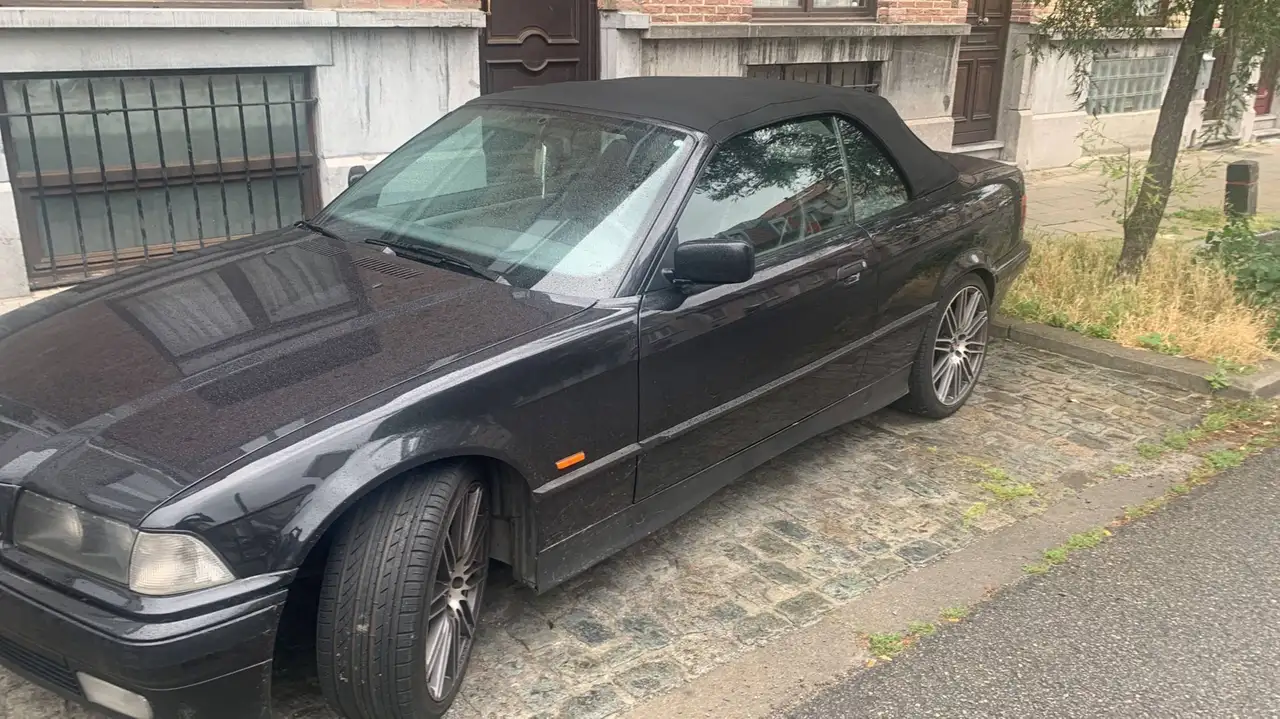 BMW 320i, foto 2