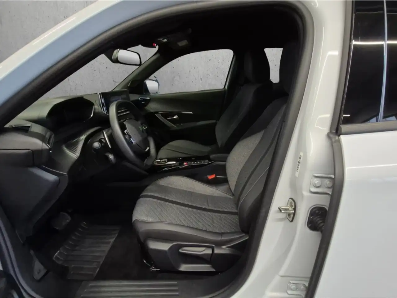 Peugeot 2008 ALLURE HYBRID 145 e-DSC6 Navi ACC Apple CarPlay A 9