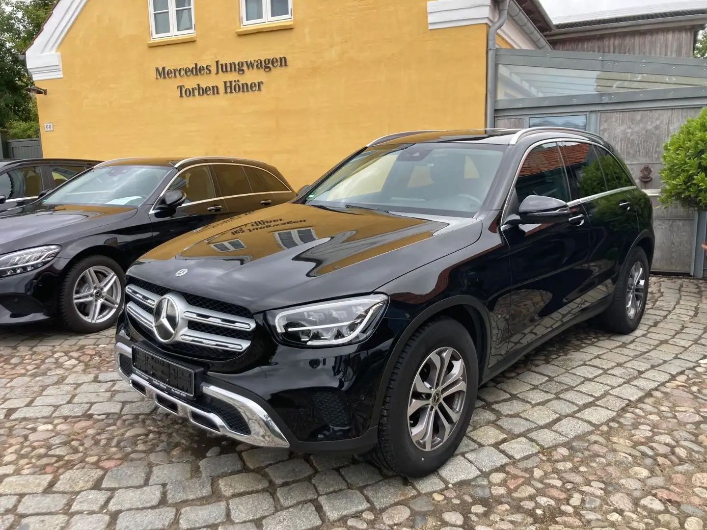 Mercedes-Benz GLC 200 d 9G-Tr. 4Matic LED AHK M-Bux Distronic Schwarz - 1