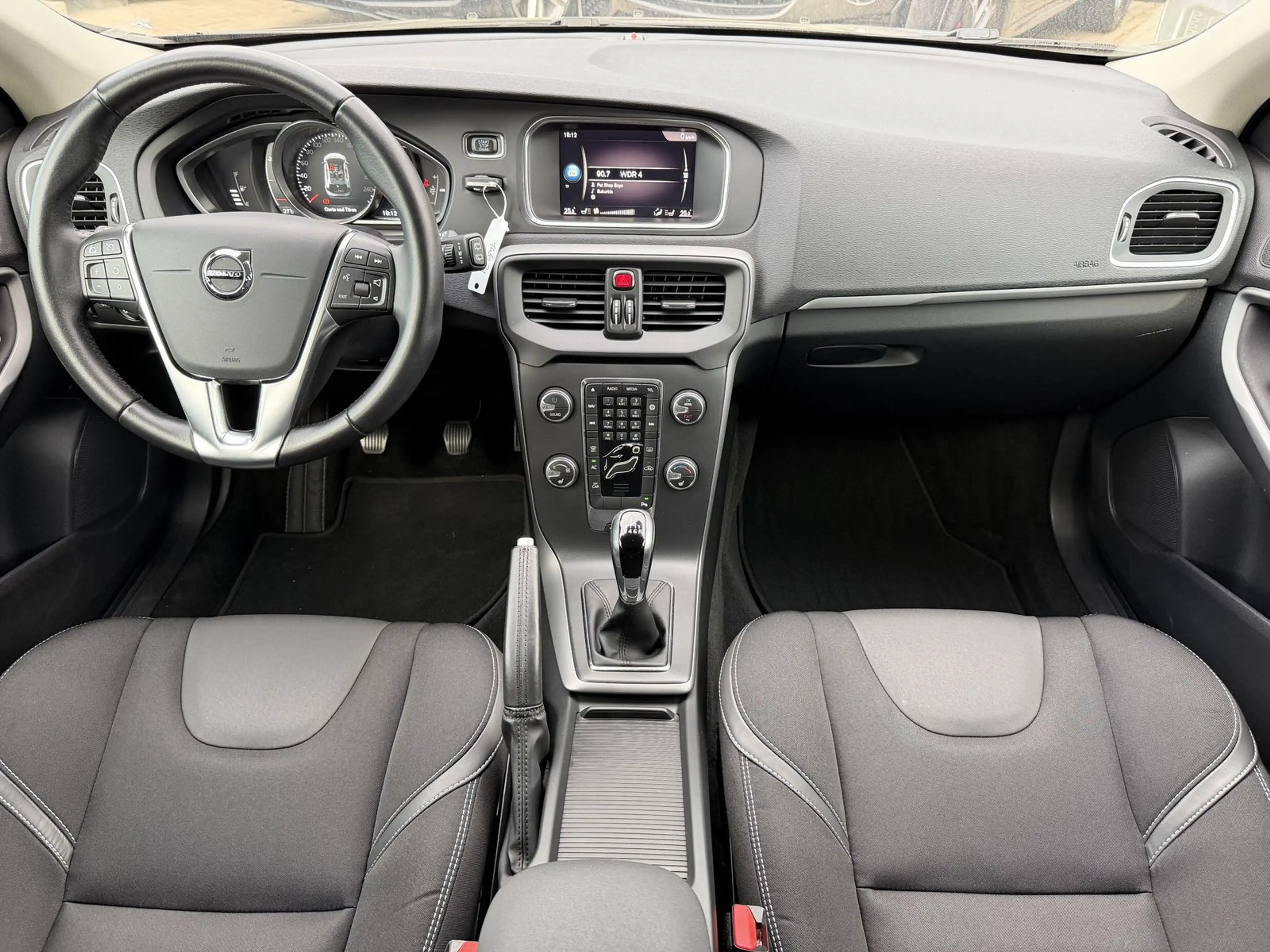 Volvo V40 Momentum|LED|PDC|Tempomat|2. Hand — photo 3