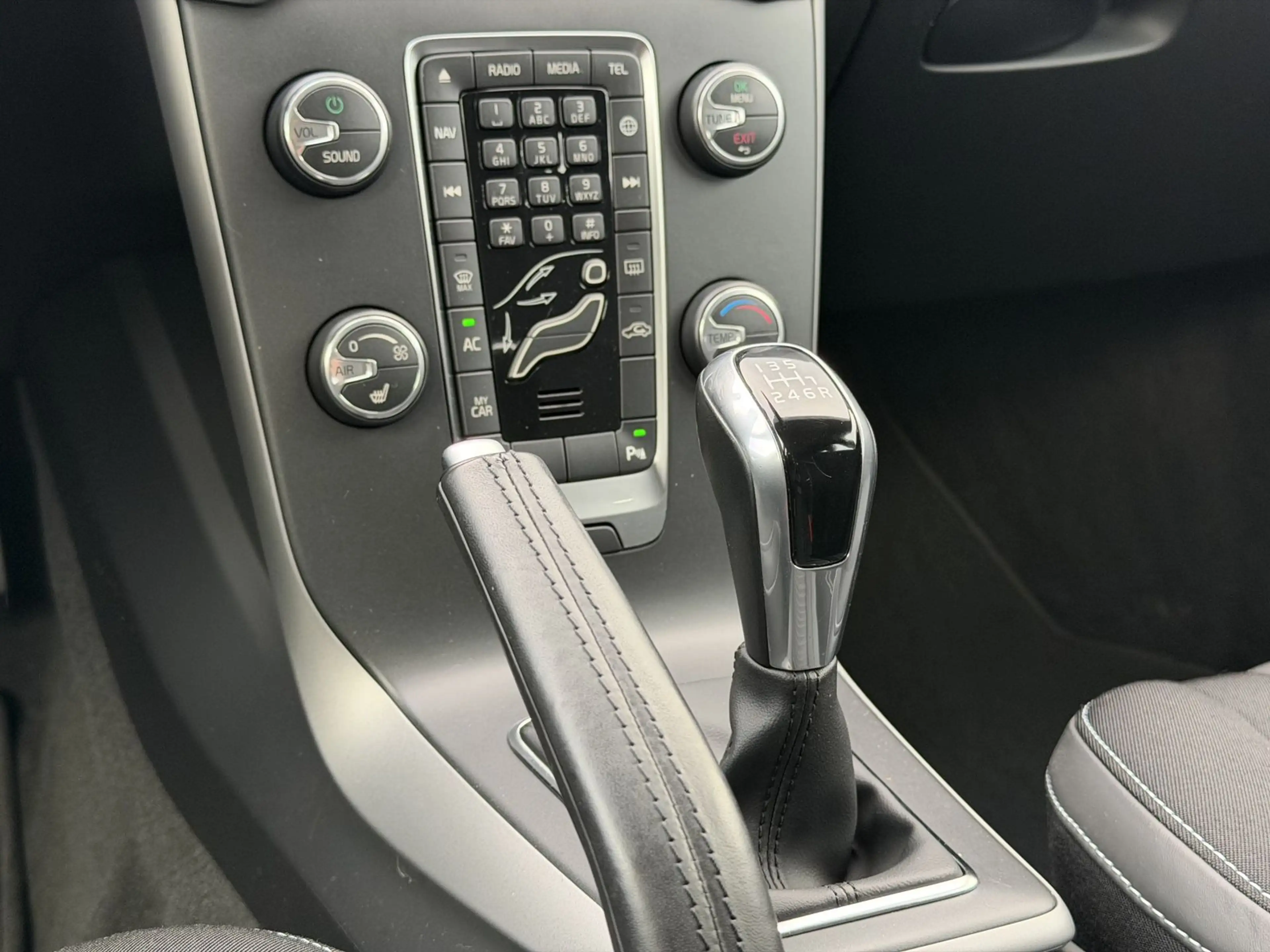 Volvo V40 Momentum|LED|PDC|Tempomat|2. Hand — photo 14